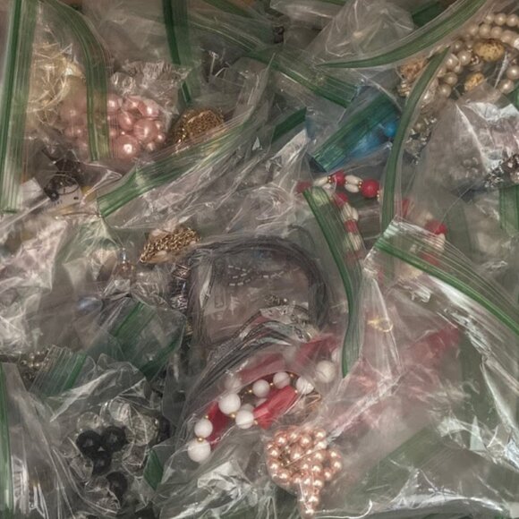 4lbs: unsorted unsearched untested. Mix of Estate/Costume/Vintage 90% wearables - Picture 7 of 10